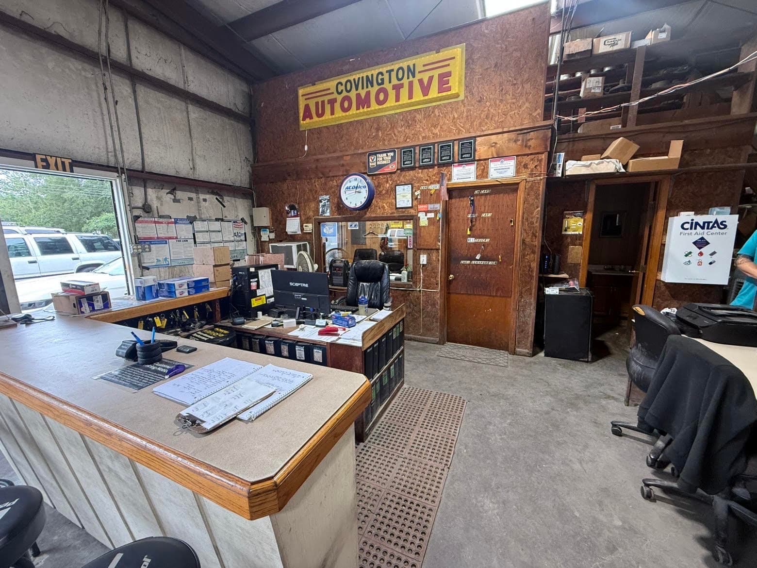 Front desk inside Covington Automotive